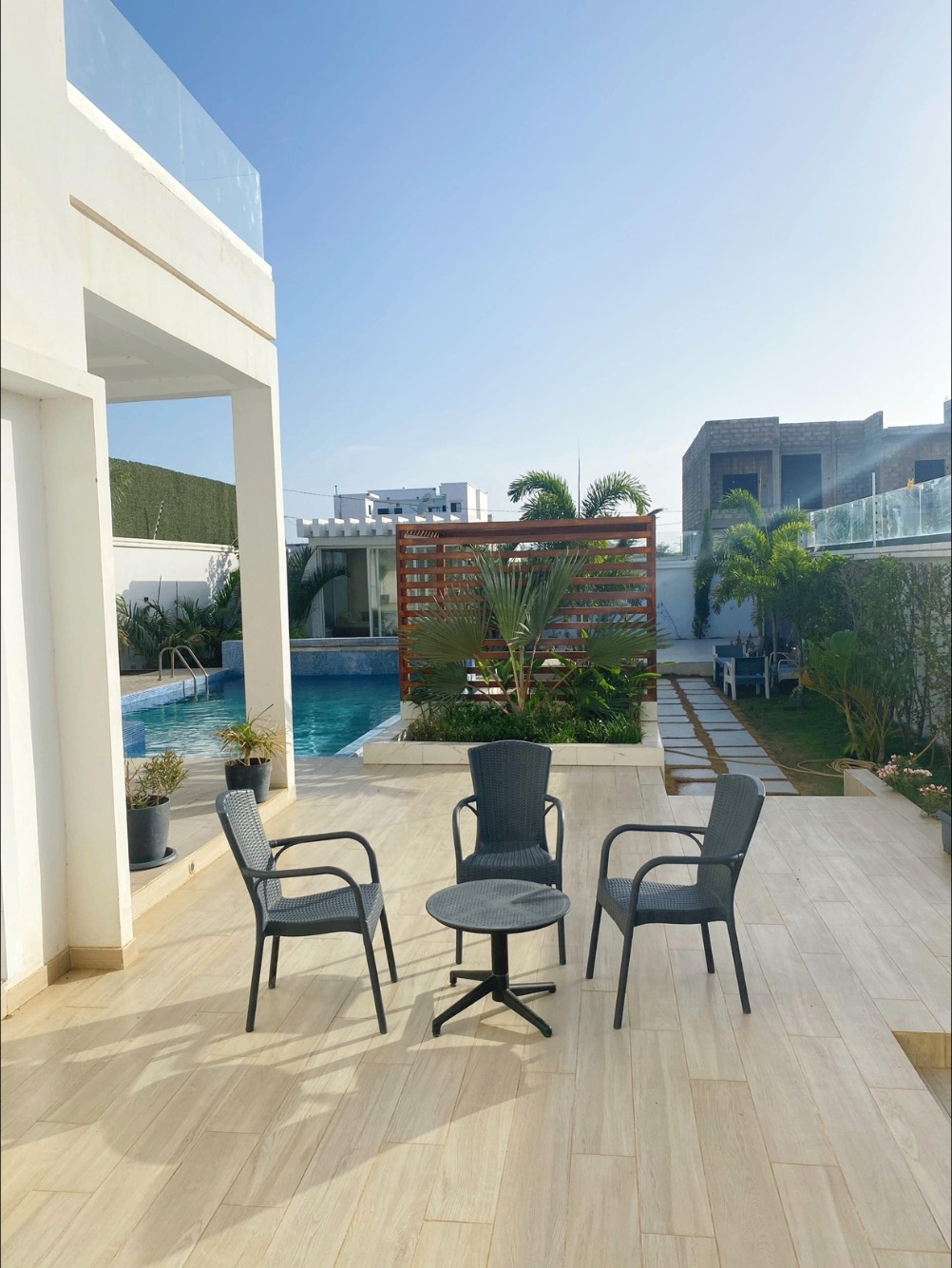 Terrasse extérieure et allée de jardin au bord de la piscine