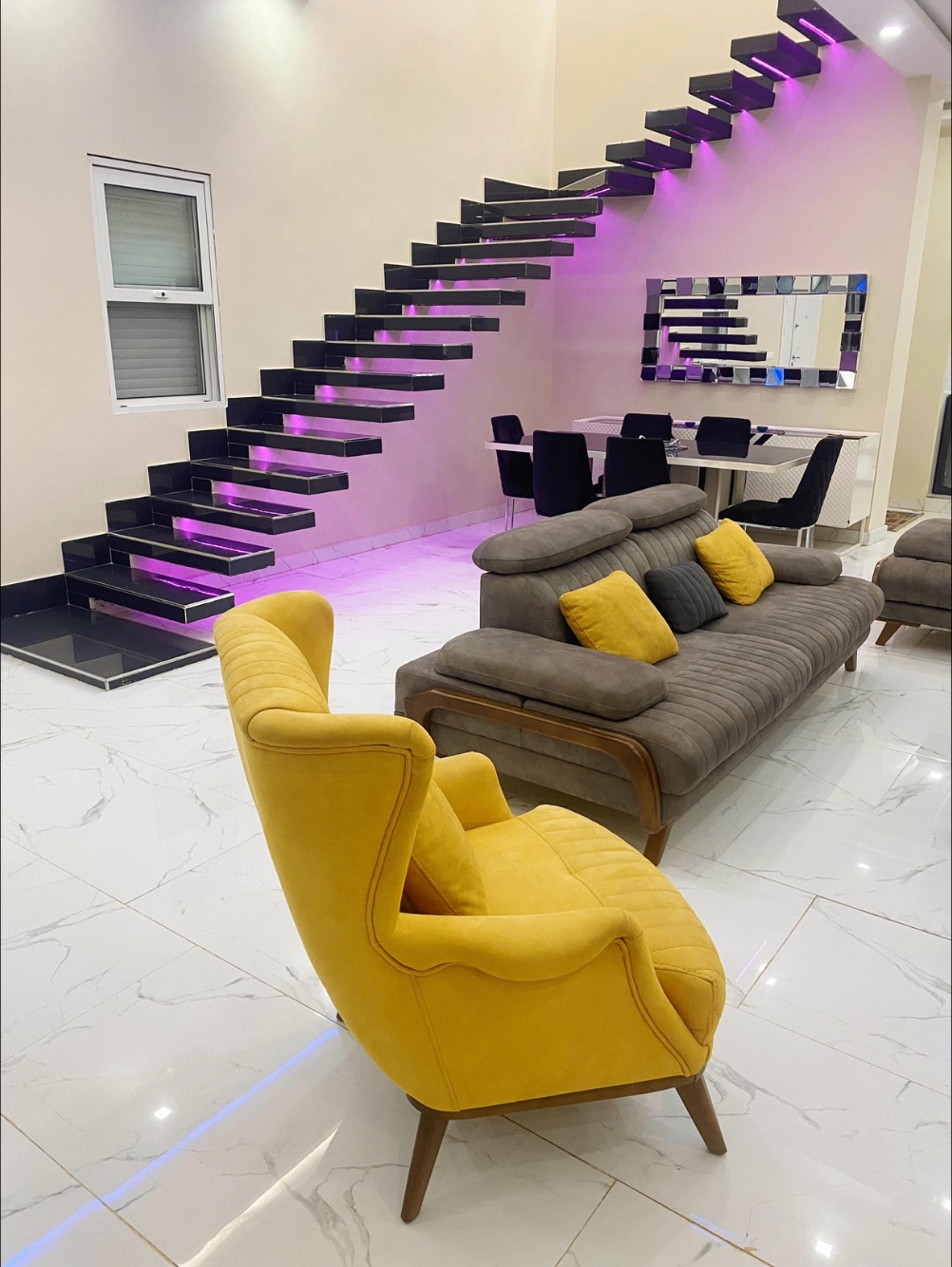 Escalier moderne et coin salon avec éclairage d'ambiance