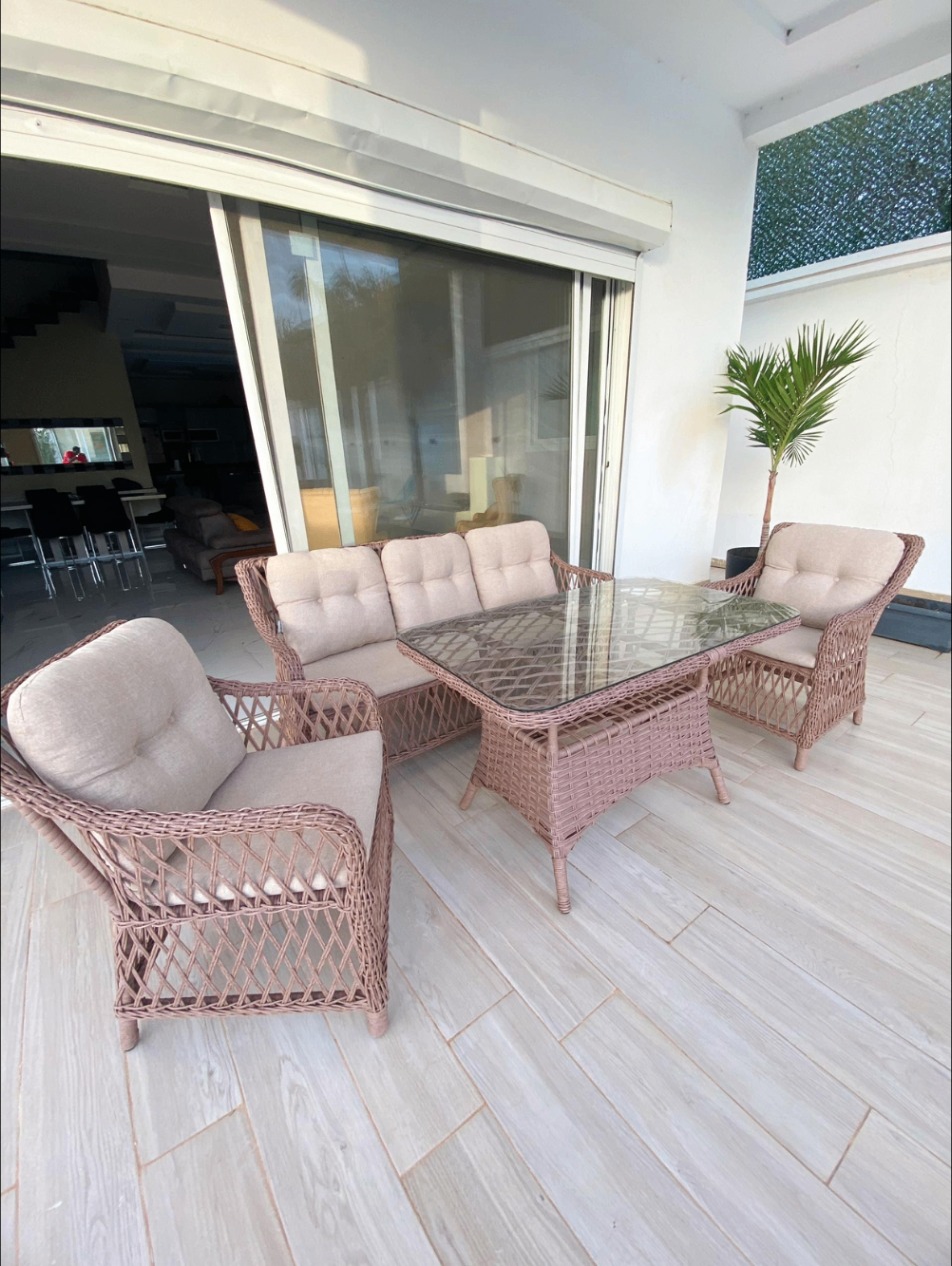 Terrasse couverte avec mobilier extérieur en rotin