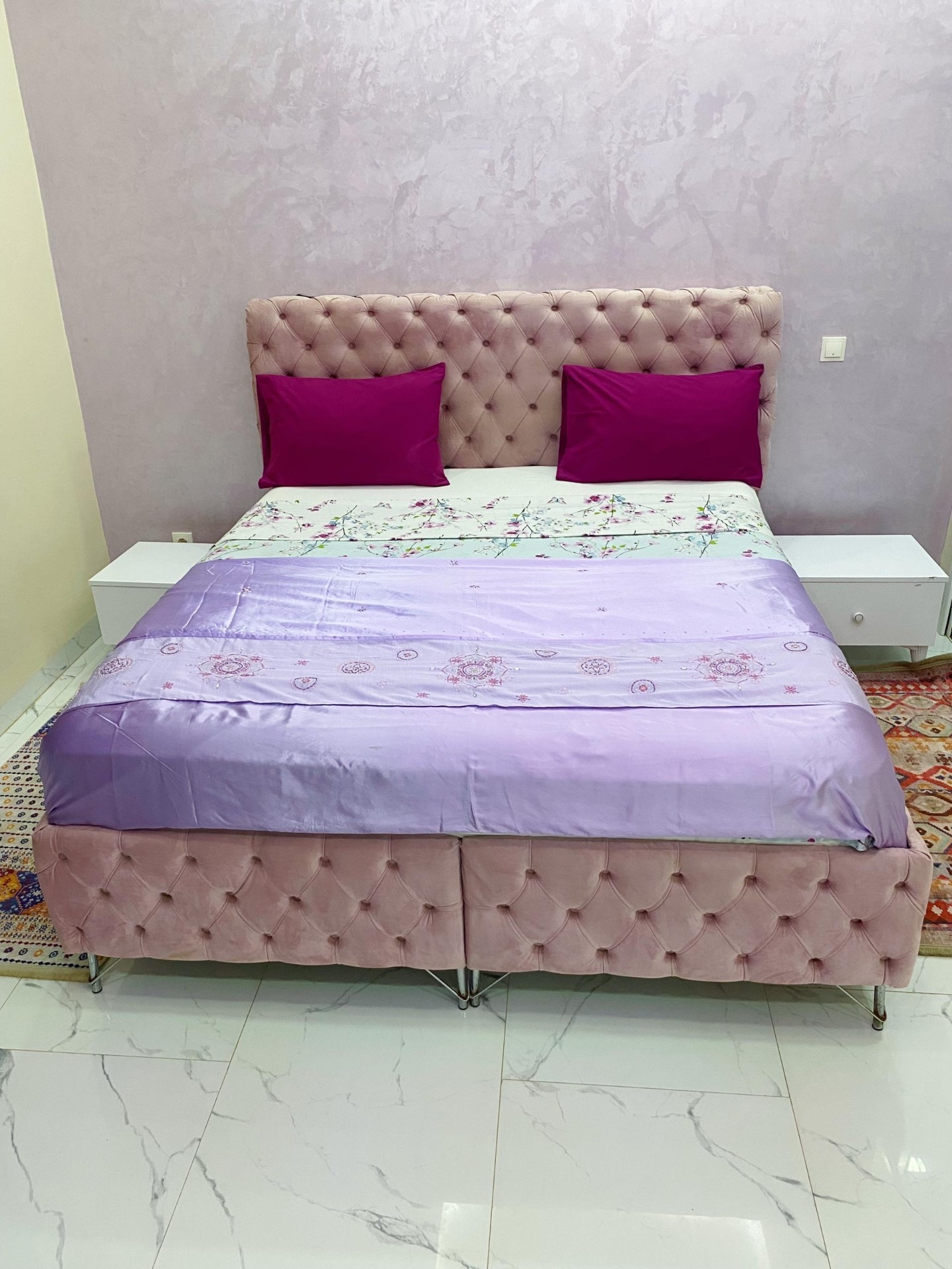 Chambre parentale avec tête de lit capitonnée rose