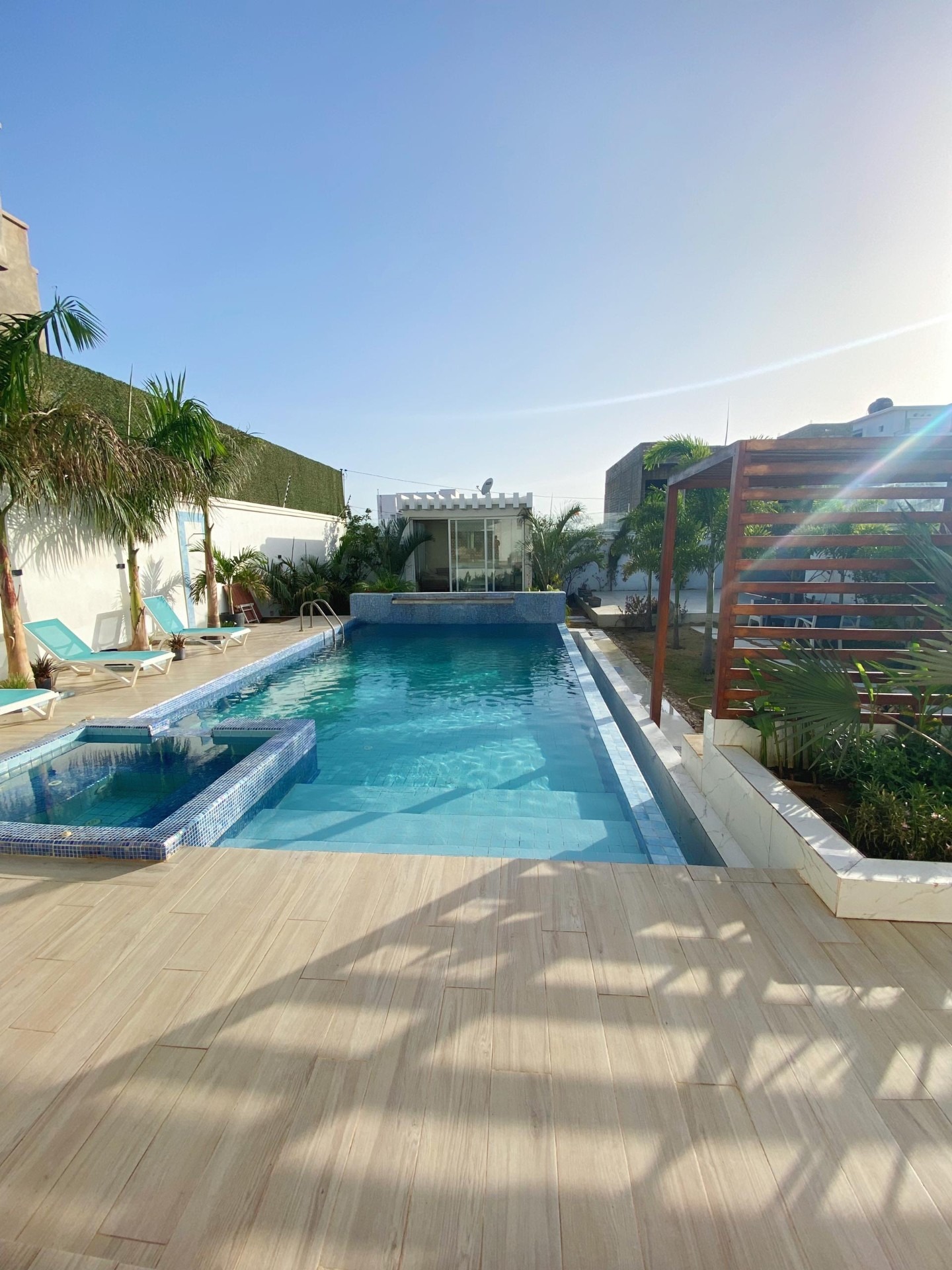 Piscine chauffée et jacuzzi de la Diamond House avec transats et pergola
